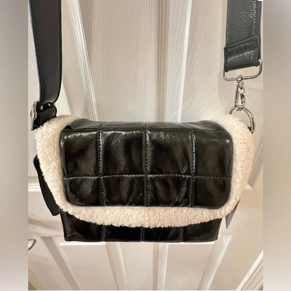 NWT Black Quilted Crossbody Bag w/ Cream Sherpa Trim, Trendy Y2K Winter Purse - Picture 3 of 15